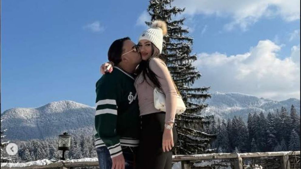 A trecut prin două relații eșuate, cu una dintre iubite trebuia să meargă la altar, iar povestea de iubire cu cea de-a doua s-a încheiat la fel de repede cum a început. A treia pare să fie cu noroc! Celebrul cântăreț din România s-a mutat deja cu noua parteneră și au planuri serioase de viitor
