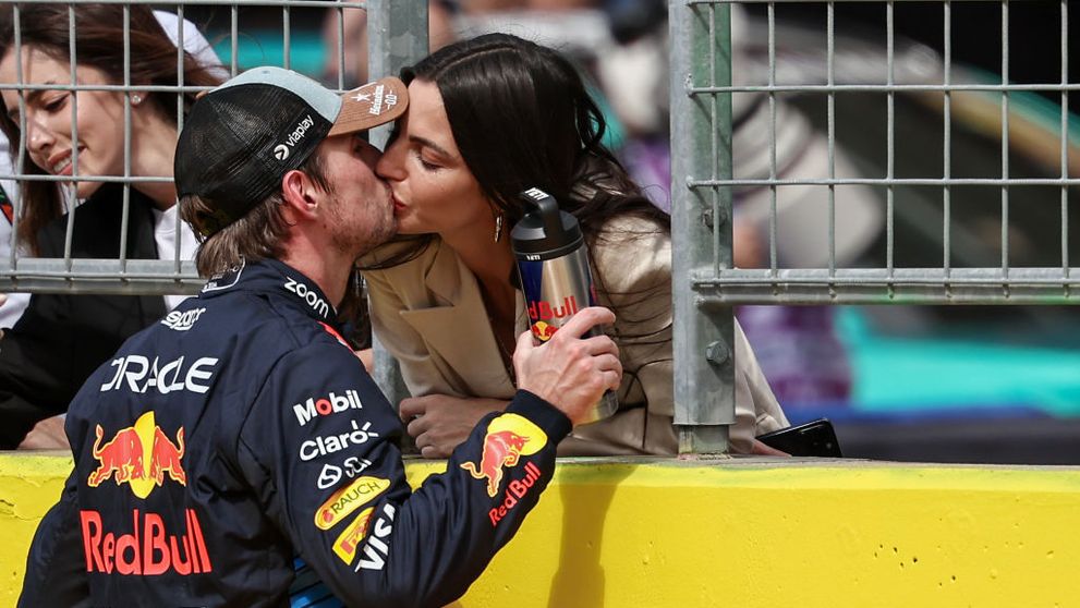 Formează unul dintre cele mai frumoase cupluri din Formula 1, iar povestea lor de dragoste e demnă de scenariul unui film! Max Verstappen și iubita Kelly Piquet, în ipostaze tandre la plajă