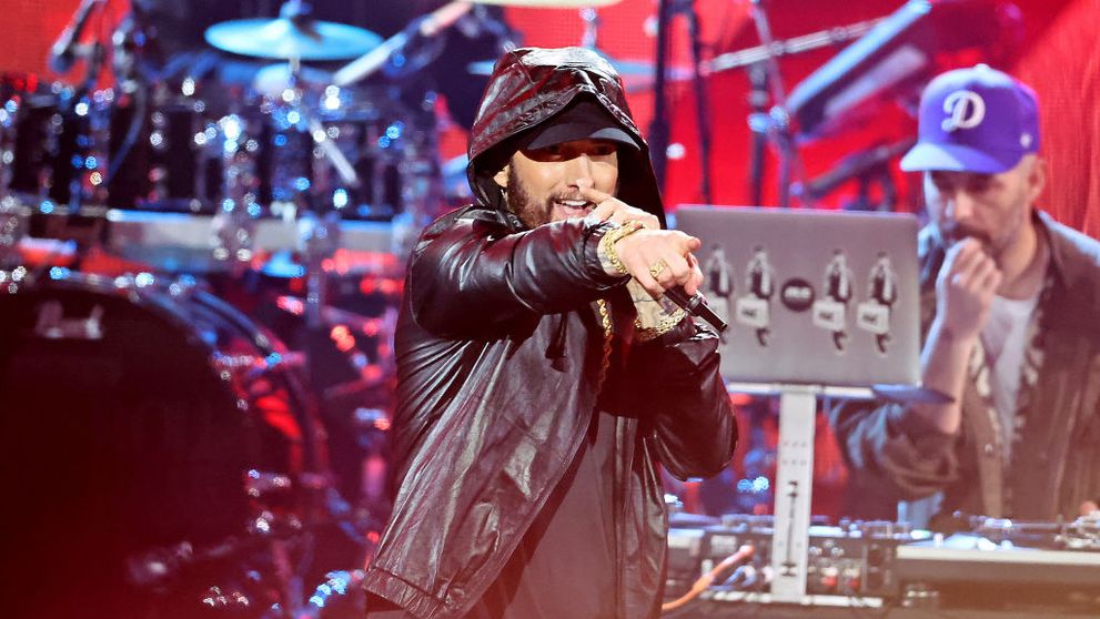 Așa nu l-ai văzut niciodată! Eminem, îmbrăcat la patru ace, cu papion și floare în piept la nunta fiicei sale, Hailie! Invitații s-au distrat alături de 50 Cent și Dr. Dre