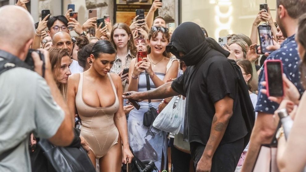 Ca la urs! Italienii s-au călcat în picioare ca să se pozeze cu nevasta lui Kanye West