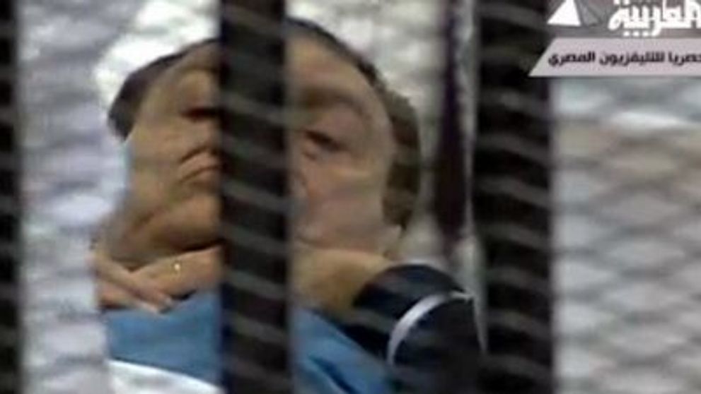 Imaginea zilei: Hosni Mubarak, judecat pe targa intr-o cusca de metal