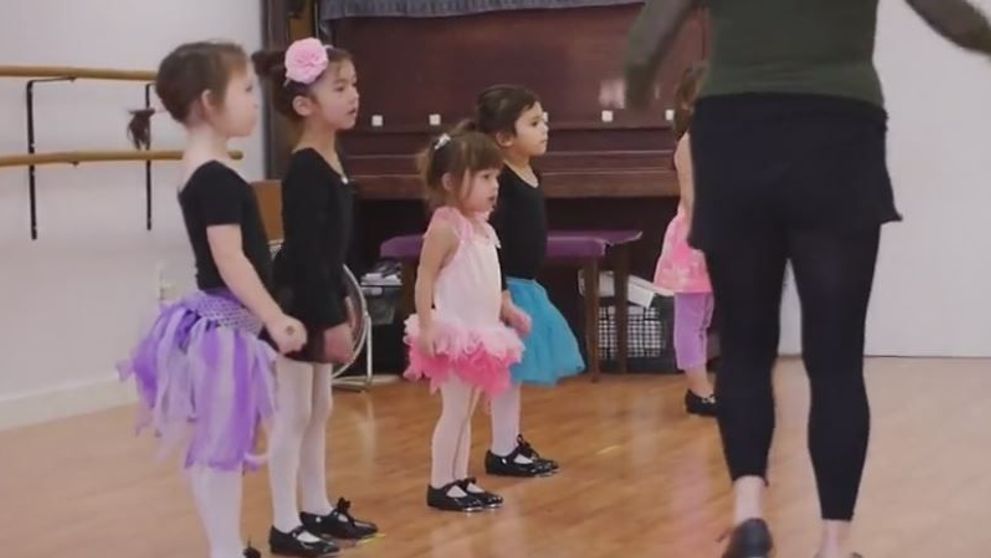Un videoclip care iti va insenina ziua. Cum reuseste o fetita de 3 ani sa fie vedeta clasei ei de balet