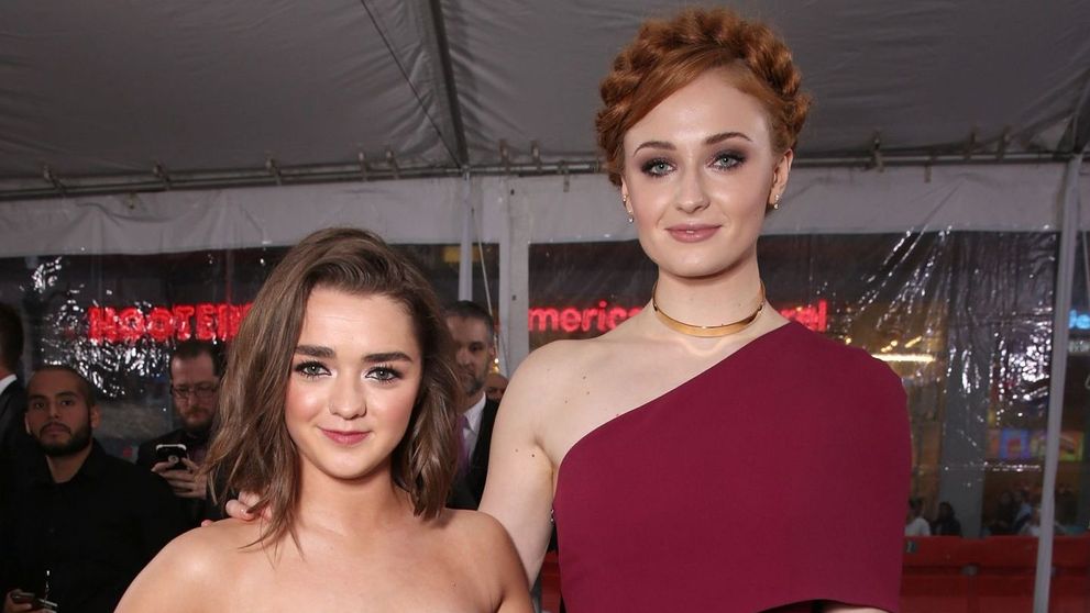 Surorile Stark, de nedespartit si in afara platourilor de filmare. Sophie Turner si Maisie Williams s-au tatuat impreuna