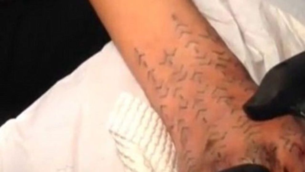 Tatuaj cu dalta si ciocanul. Ce cantareata celebra a ales aceasta tehnica dureroasa si cum arata desenul