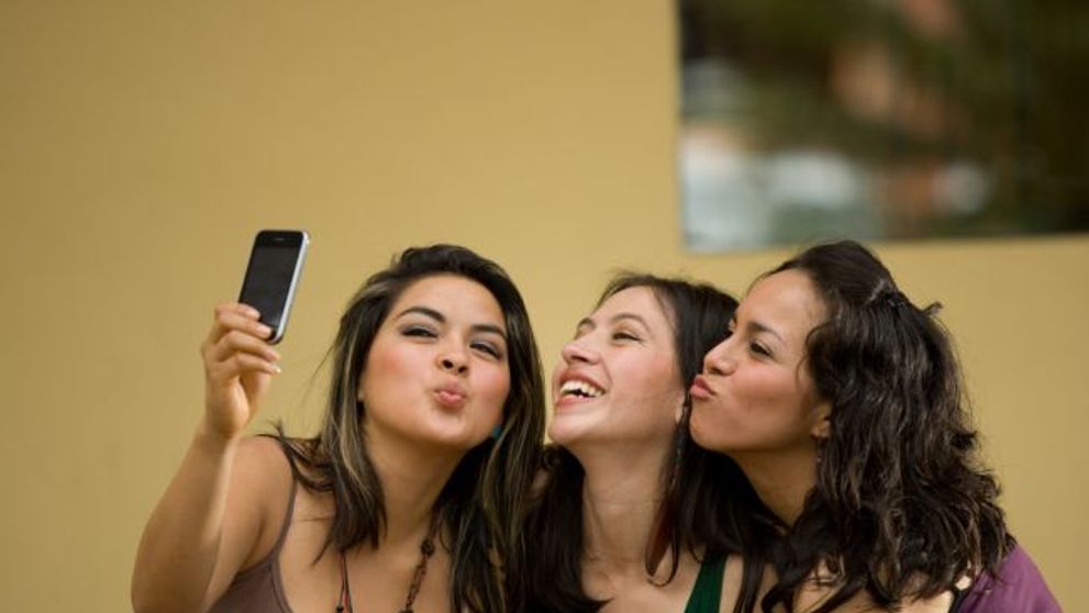 Obisnuiesti sa-ti pui pe Facebook multe fotografii cu tine? Ce efecte ar putea avea acest lucru in viata reala