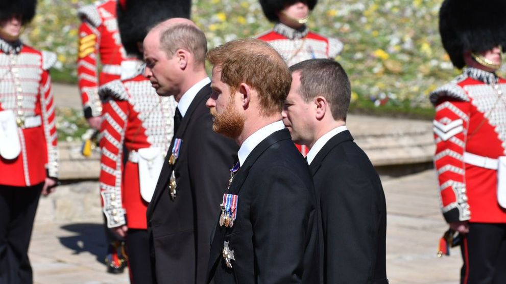 Prinții William și Harry, surprinși în timp ce vorbeau la finalul funeraliilor. Ce și-au spus cei doi frați