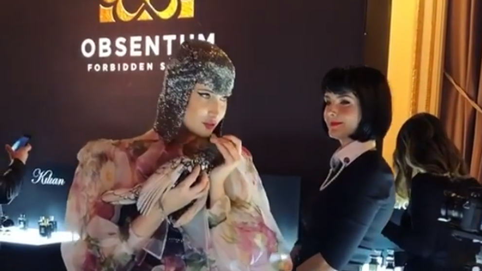 VIDEO  Reacția Iuliei Albu pe care a avut-o atunci când a fost întrebată de ce a venit cu cocoșul la un eveniment