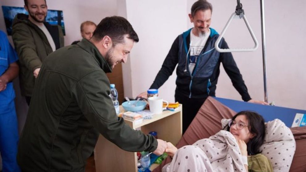 O adolescentă din Vorzel, emoționată până la lacrimi, când Volodimir Zelenski o vizitează la spital