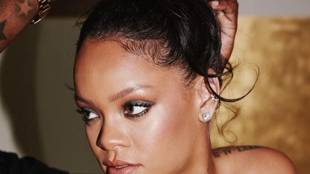 Rihanna, apariție excentrică la un festival din Barbados. Ținuta ei a depășit orice imaginație 