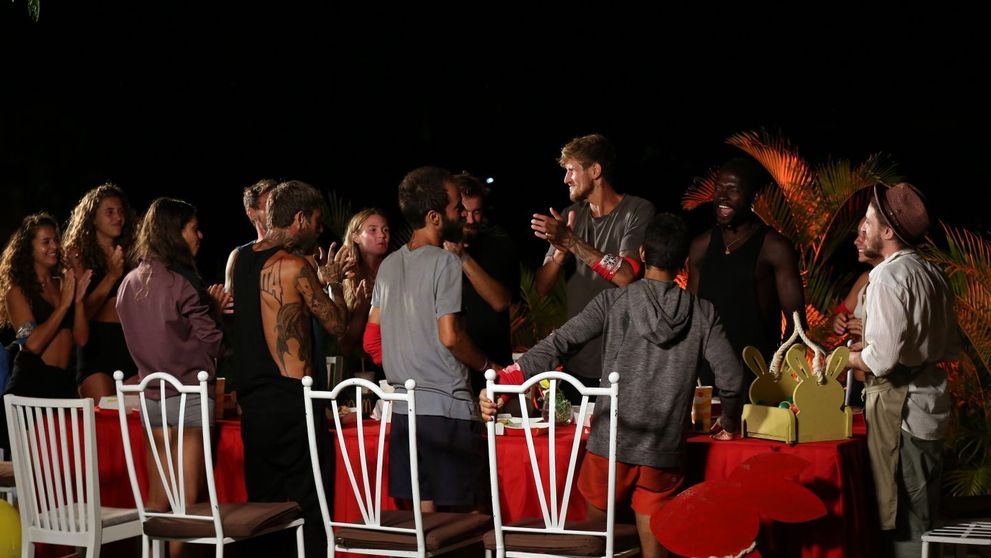 În ziua de Paște, triburile de la Survivor au savurat o cină pregătită de Chef FOA! Tigrii au câștigat jocul de recompensă