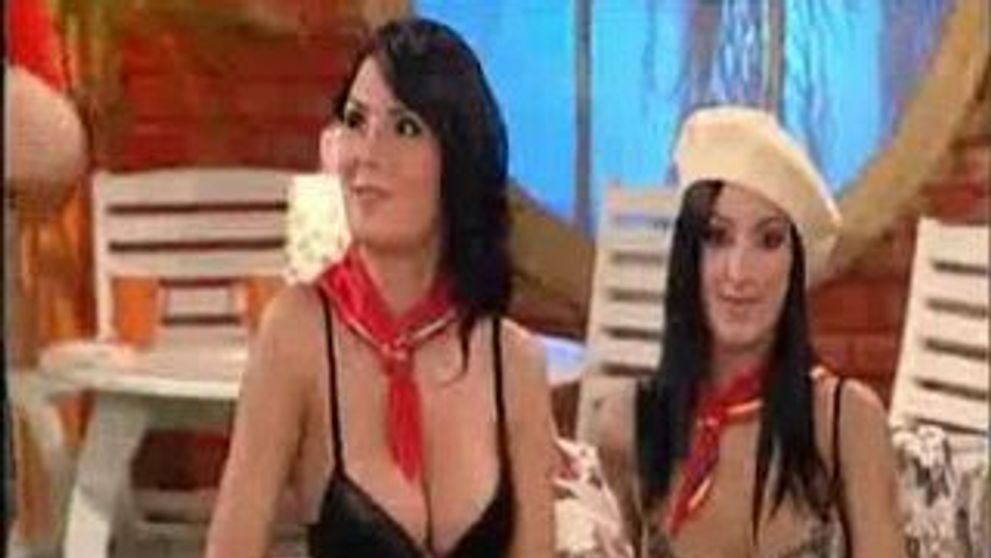 La Happy Hour, fete sexy au prezentat stiri pline de continut si goale de...textile