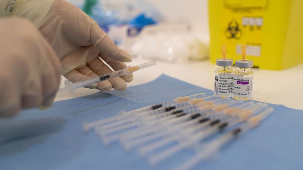 Ce fac cei care vor să renunțe la rapelul AstraZeneca, în situația în care sunt țări care au decis doza a doua cu alt ser?