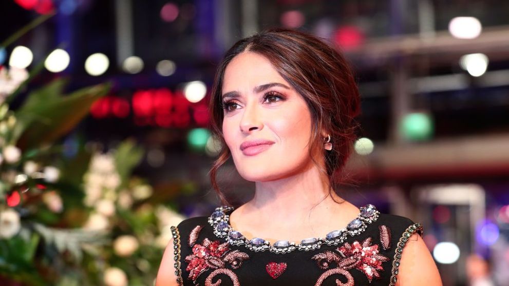 Așa își bea cafeaua Salma Hayek în prima săptămână din 2022. Apariția care i-a cucerit pe fani