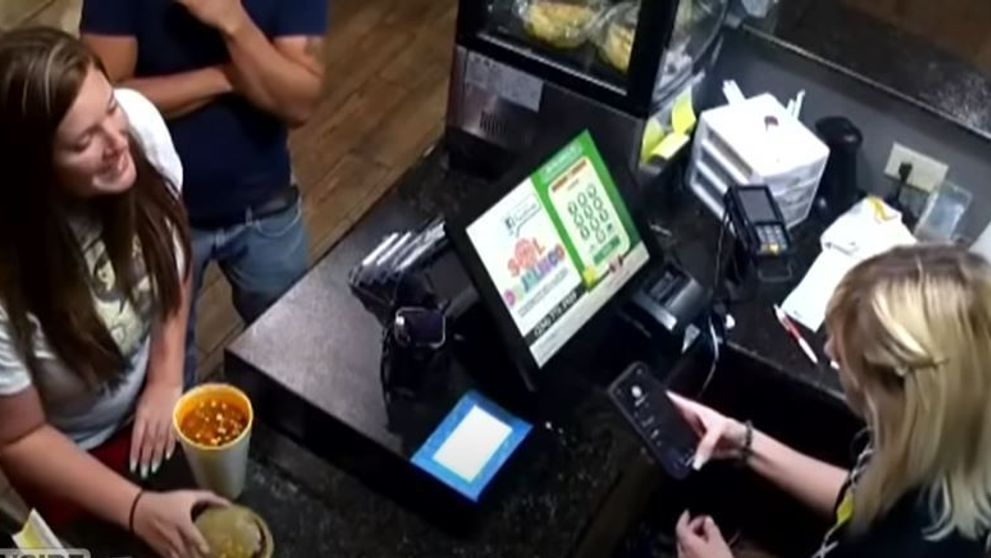 Caz șocant într-un restaurant. O clientă i-a aruncat managerului în față supa pe care o comandase
