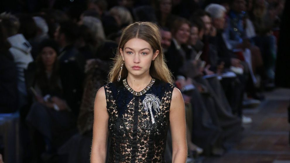 Gigi Hadid, suta la suta naturala la o prezentare de moda. Cat de diferit arata fara machiaj cel mai sexy model