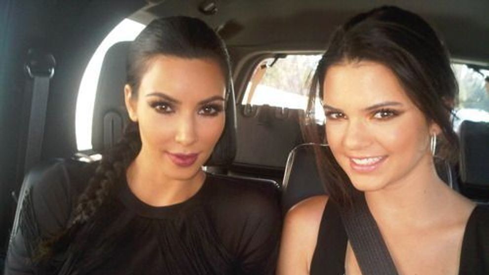 Sora mai mica a lui Kim Kardashian pozeaza cu sanii la vedere, la doua saptamani de cand a implinit 18 ani