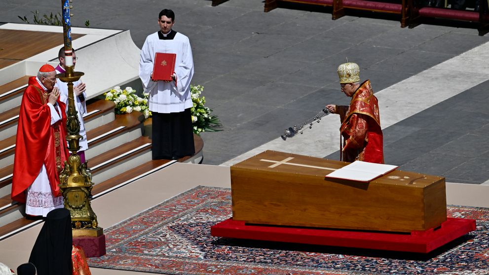 Ce obiecte au fost puse în sicriul Papei Francisc și ce semnificație au. Detalii emoționante din ceremonia de adio