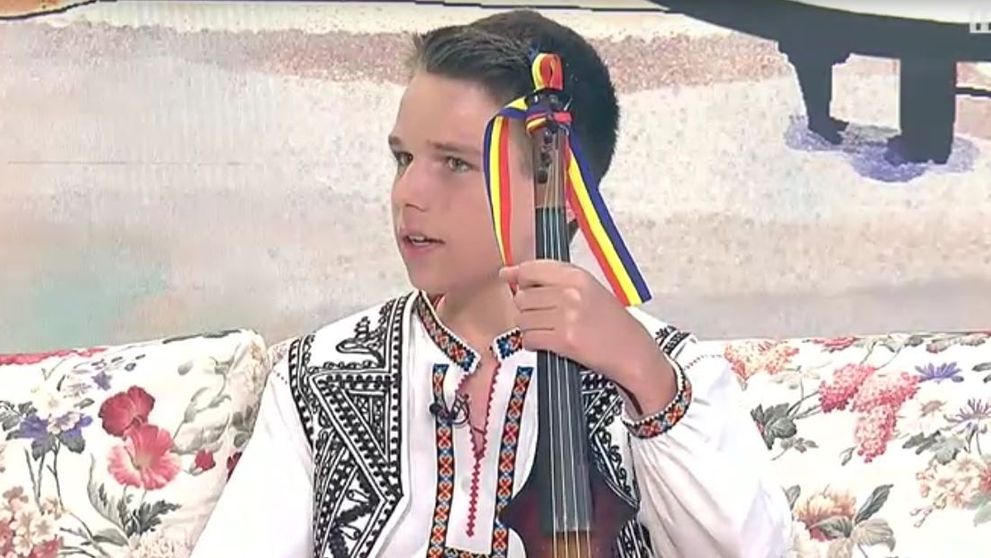 VIDEO El este puștiul care face magii cu vioara