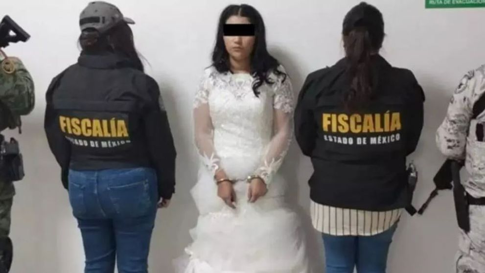Mireasă încătușată și flancată de ofițeri înarmați în ziua în care urma să se căsătorească. Mirele este de negăsit