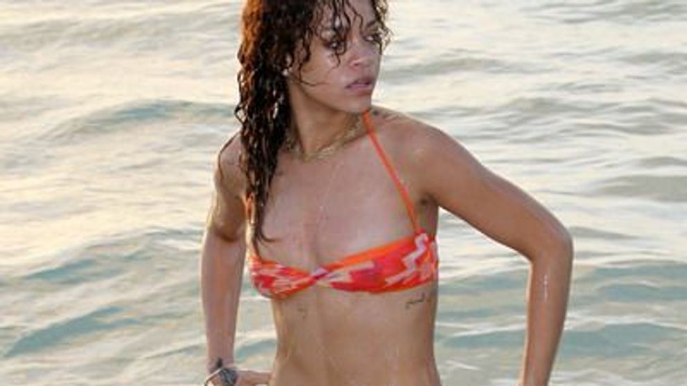 Rihanna, foarte sexy in costum de baie!<span style=