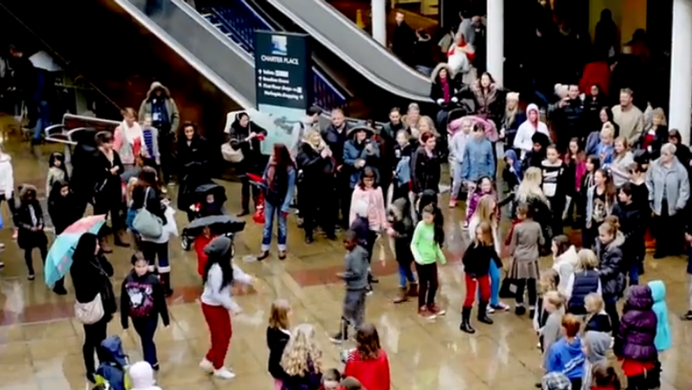 Un baietel incepe sa danseze in fata a sute de oameni. Este incredibil cine i se alatura
