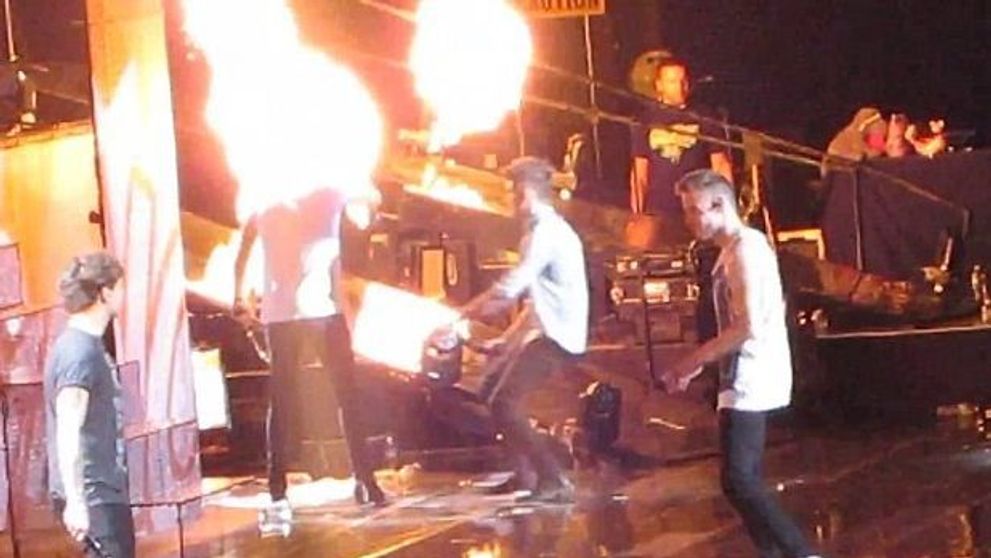 La un pas sa ia foc pe scena! Ce cantaret a fost salvat in ultima clipa de la un accident dramatic - VIDEO