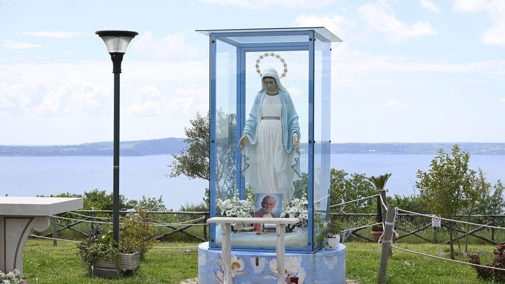 Ce spune Vaticanul despre statuia Fecioarei Maria care plânge cu lacrimi de sânge.  Miracol sau escrocherie?
