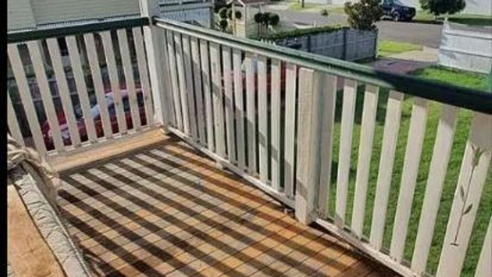 Poți să depistezi pitonul de 2,13 m de pe veranda acestei familii?