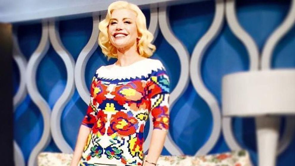 Loredana a impresionat intr-o rochie cu imprimeu traditional romanesc. Afla cum poti castiga si tu aceasta creatie (P)