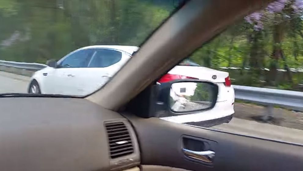 A inercat sa fenteze coada din trafic, insa a regretat imediat miscarea