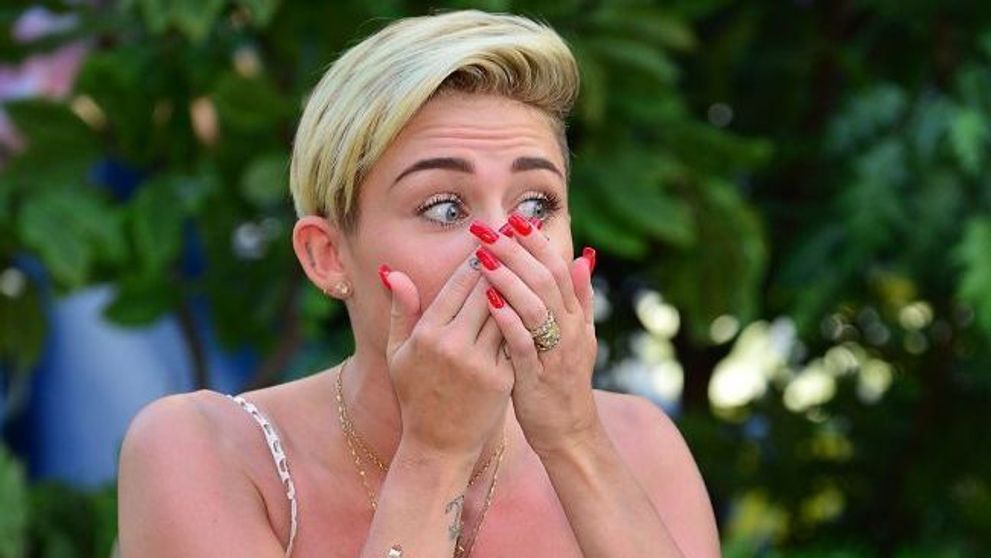 El este cel mai mare fan al lui Miley Cyrus. Barbatul care are nu mai putin de 22 de tatuaje cu tanara cantareata