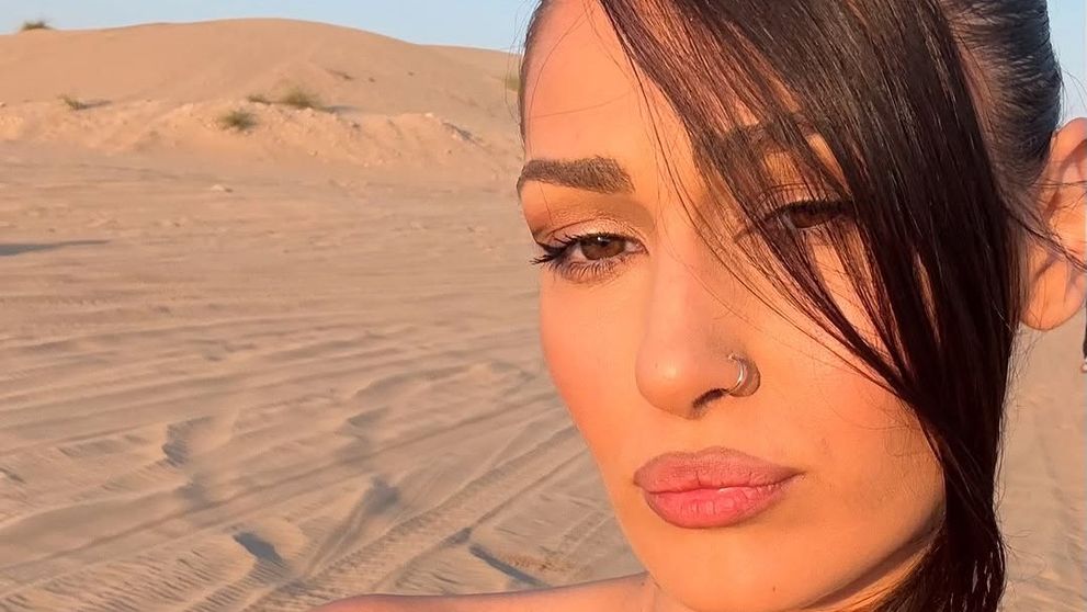 „Wow,ești adorabilă și dulce foc”. Alina Eremia i-a dat pe spate pe admiratorii săi. Vedeta și-a etalat formele perfecte într-un costum de baie alb