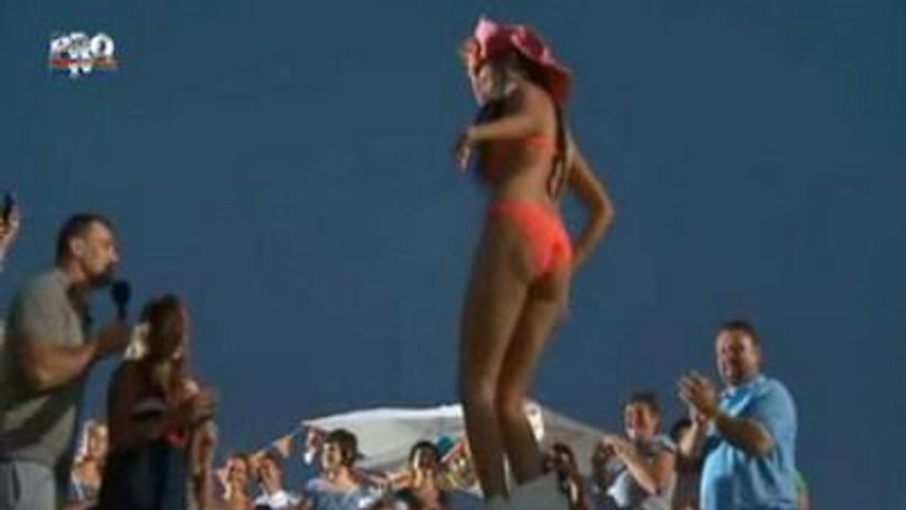 Sanziana Buruiana a facut striptease pe masa! Vezi ce a iesit :) VIDEO
