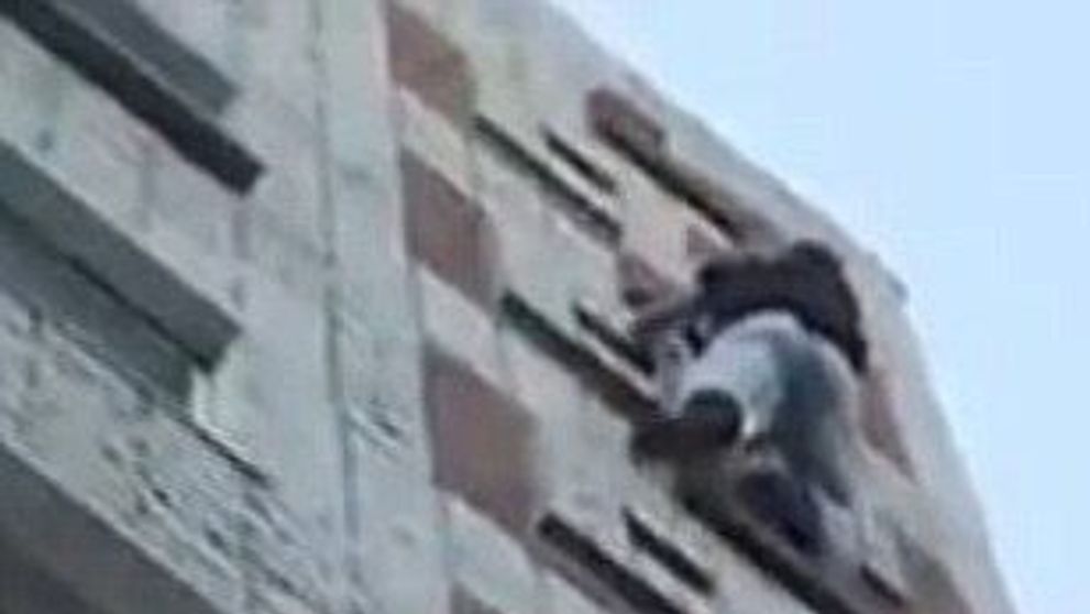 Spiderman este din Rusia! Uite-l ce cascadorii face pe blocuri