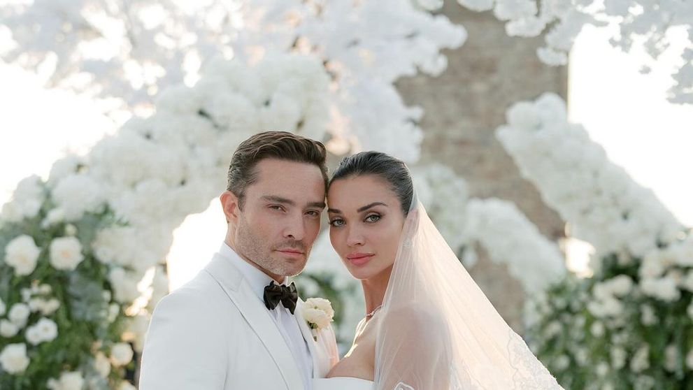 Ed Westwick și Amy Jackson s-au căsătorit în cadrul unei ceremonii de poveste în Italia. Imagini de vis de la nuntă
