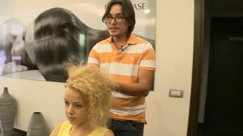 Ramona Hanganu si Adi Perjovschi iti arata o coafura super simpla pentru par cret VIDEO