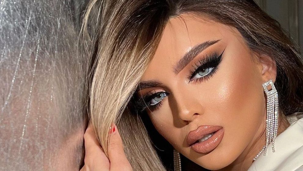 Machiajul o transformă într-o femeie seducătoare. Cum arată în realitate chipul tinerei care face senzație pe Instagram