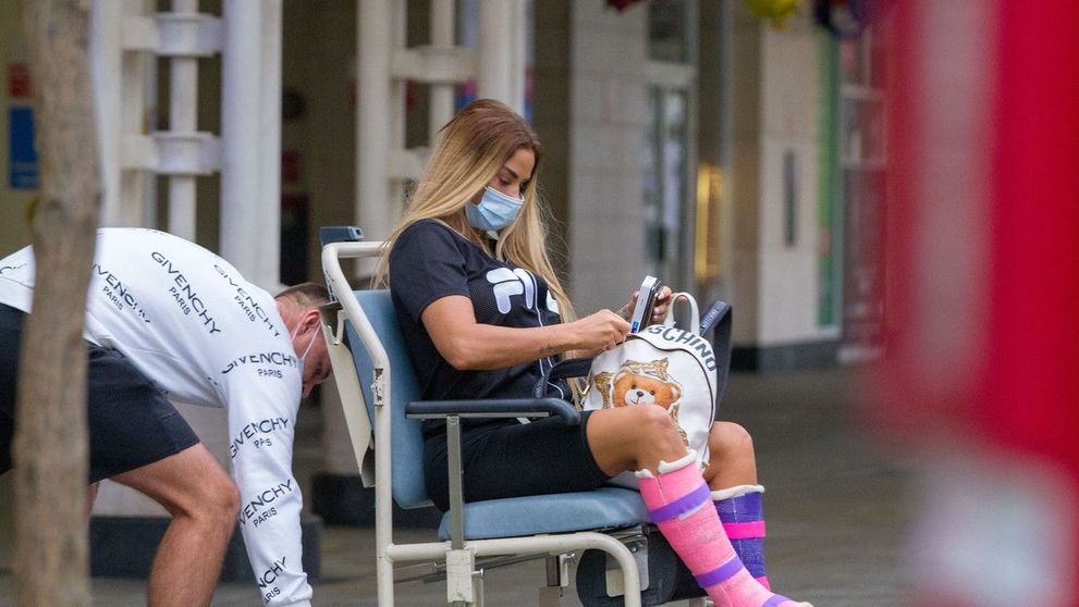 Katie Price iese în evidență chiar și cu ambele picioare rupte. Cât costă scaunul cu rotile pe care îl folosește
