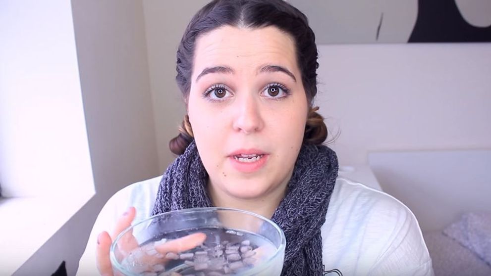 Si-a introdus mainile timp de trei minute intr-un bol cu apa rece. Motivul, pur si simplu genial - VIDEO