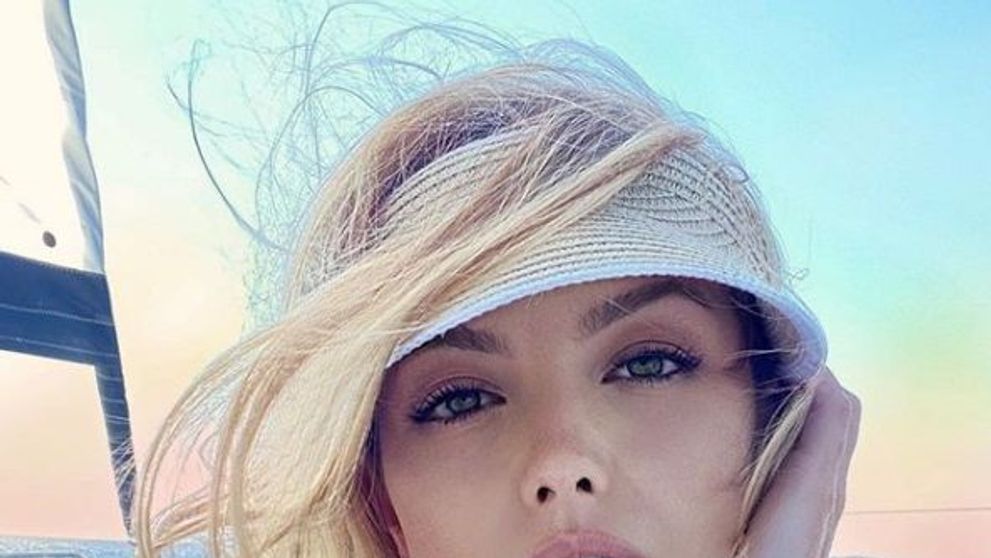 Elena Gheorghe, ipostază rară pe Instagram: s-a fotografiat topless și acoperită cu sclipici