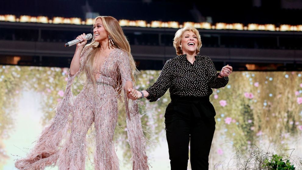 Wow, ce mișcări de dans are mama lui Jennifer Lopez! Guadalupe face 80 de ani în decembrie, dar debordează de energie: „E unică. O iubim!” VIDEO