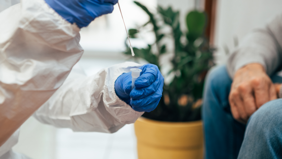 Un bărbat a fost diagnosticat cu Covid-19, variola maimuței și HIV în același timp. Ce spun medicii