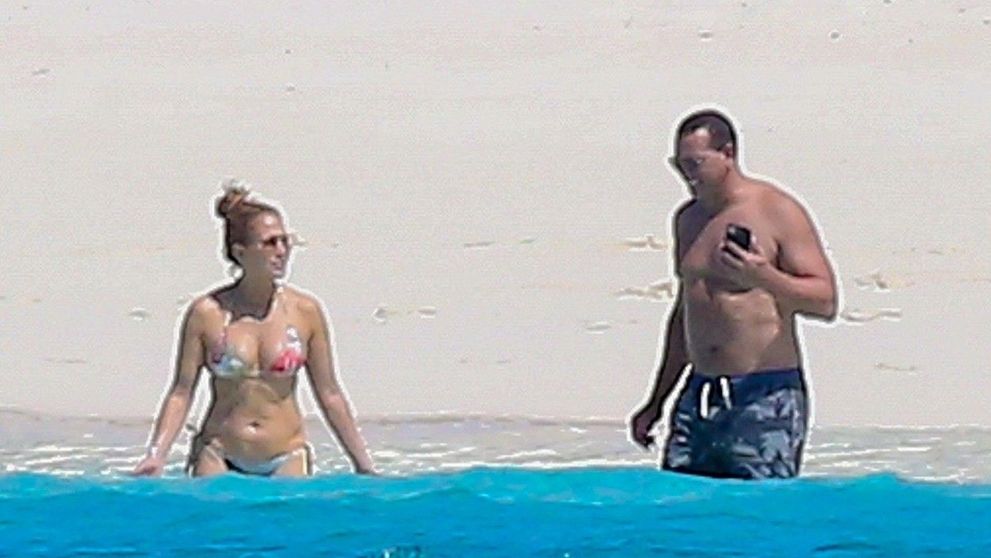 Jennifer Lopez, apariție spectaculoasă la plajă. Cum arată vedeta de 51 de ani în costum de baie