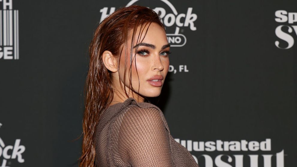 Megan Fox și-a etalat silueta imposibilă, într-un pictorial parcă desprins din anii 90. Ce au putut să remarce fanii