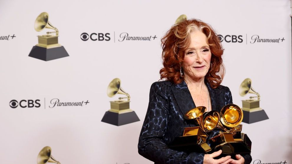Cine este Bonnie Raitt, cântăreața de 73 de ani care le-a eclipsat pe Beyonce, Adele și Taylor Swift la Premiile Grammy 2023