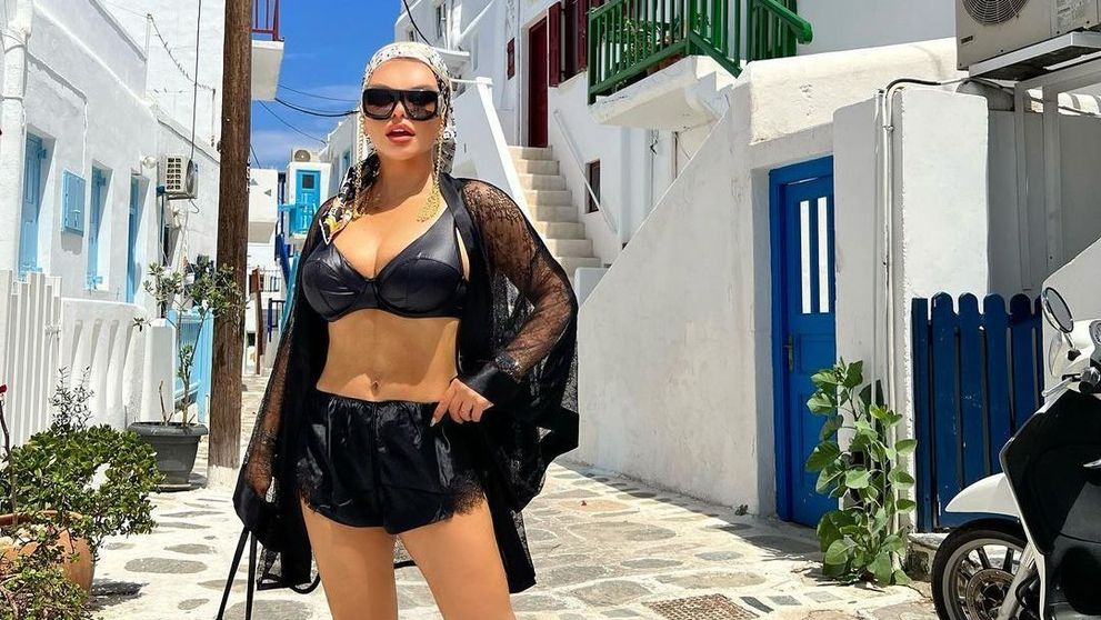 Loredana, în lenjerie intimă sau costum de baie pe străzile din Mykonos? 