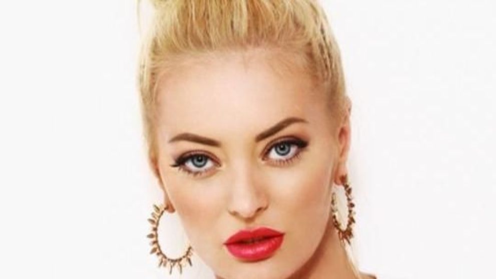 Sa fie ea vedeta cu cel mai frumos posterior din Romania? Delia isi innebuneste admiratorii cu fotografii HOT in costum de baie