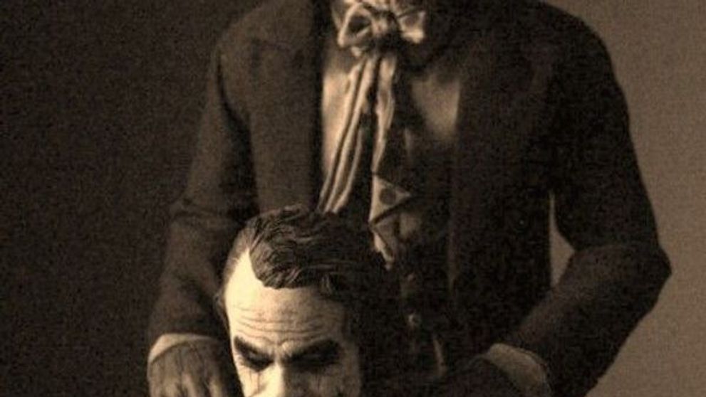 Jokerii lui Heath Ledger si Jack Nicholson in aceeasi poza. Povestea din spatele imaginii care aduce impreuna doua legende ale filmului