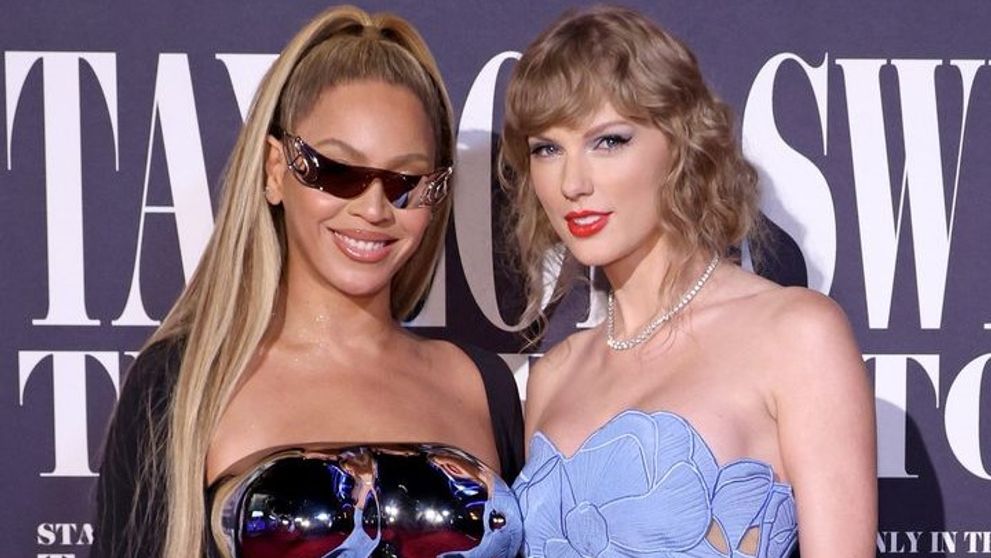„Au strălucit ca două regine”. Beyonce a fost alături de Taylor Swift la premiera filmului ei, „ErasTour”