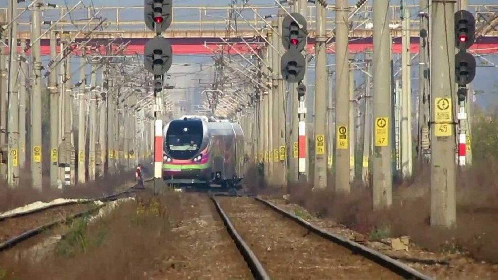 Primul tren electric din Romania, care a costat 5 milioane de euro si circula cu 200 de kilometri pe ora a ajuns in Gara de Nord- FOTO